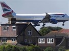 Boeing 747 spolenosti British Airways pistává na londýnském letiti Heathrow....
