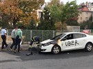 V praském Braníku hoelo auto s nasprejovaným názvem Uber. (19.10.2018)