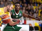 Radim Kleka (vlevo) z Opavy útoí na ko  Nanterre kolem Lahaou Konatého.