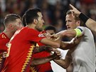 Sergio Busquets (vlevo) ze panlska a Hary Kane z Anglie si nic nedarují ani...