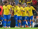 Braziltí fotbalisté slaví gól Mirandy, který rozhodl o jejich výhe nad...