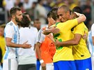 Braziltí fotbalisté se radují z výhry nad Argentinou.