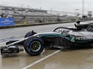 Lewis Hamilton z Mercedesu vyjídí do tréninku na VC USA.