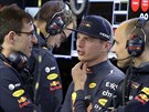 Max Verstappen debatuje s techniky ze stáje Red Bull.