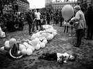 PROBLÉMY DNENÍ DOBY (série) David Sládek, volný fotograf  Do ulic: Británie...