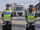 Policistky kontrolují kamiony v Mýt na Rokycansku, kde je zakázaná tranzitní...