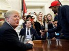 Donald Trump, Jared Kushner a Kanye West v Oválné pracovn Bílého domu...