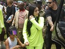 Kim Kardashianová a její dcera North Westová na návštěvě Ugandy (Masulita, 16....