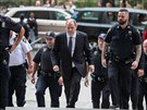 Filmový producent Harvey Weinstein u soudu v New Yorku. (11. íjna 2018)