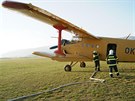 Pi haení poáru na Dínsku bylo pouito i hasicí letadlo. (11. íjna 2018)