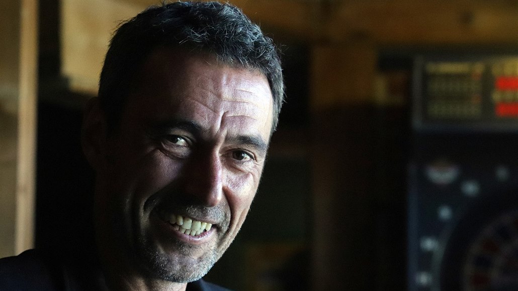 Miroslav Balatka kandidát na senátora, o�ekává výsledky voleb v hosp�dce...