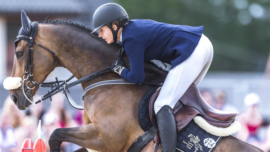 Anna Kellnerová pi jezdeckých závodech na Farm Ptýrov (12. ervence 2015)