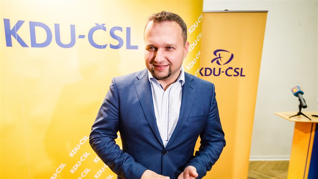 Místop�edseda KDU-�SL Marian Jure�ka sleduje pr�b�né výsledky druhého kola...