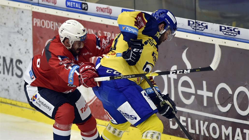 Pardubický obránce Petr �áslava (vlevo) a úto�ník Michal Poletín ze Zlína