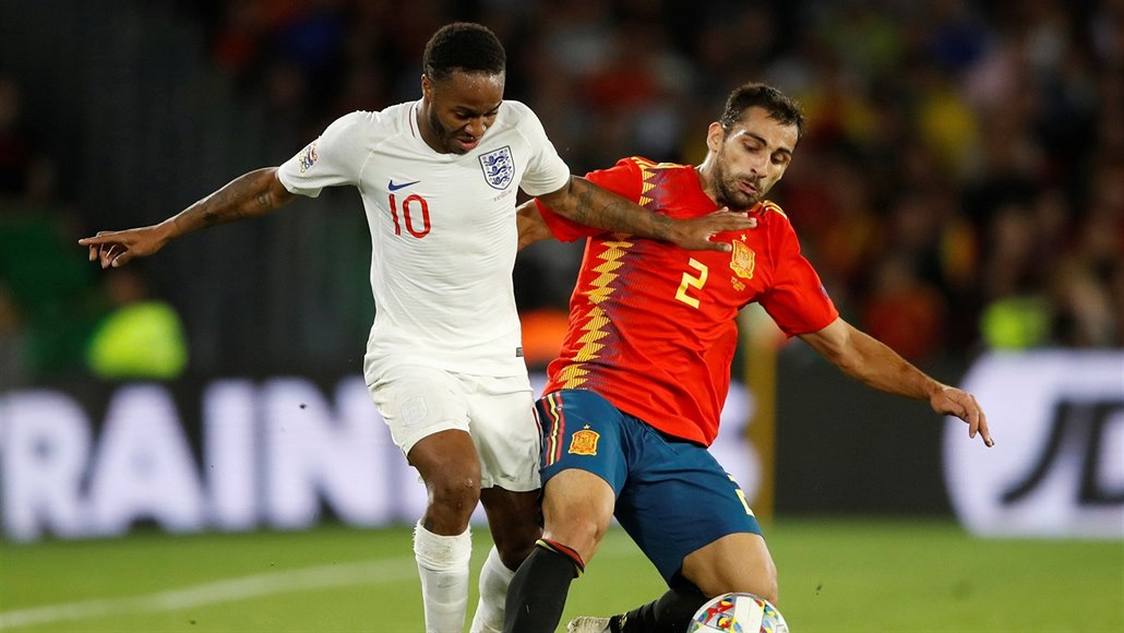 Anglický fotbalista Raheem Sterling (vlevo) v souboji s Jonnym Castrem ze...
