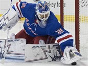 Henrik Lundqvist , brank New Yorku Rangers, zasahuje v utkn NHL proti...