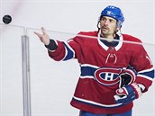 SUVENÝR. Tomáš Plekanec z Montrealu odehrál tisící duel v NHL. Puk sympaticky...