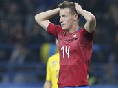 esk fotbalista Jakub Jankto se chyt za hlavu po nepromnn anci v duelu...