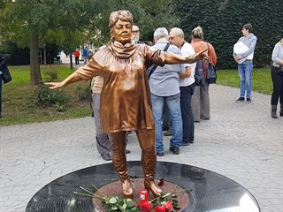 Socha Věry Špinarové byla odhalena v Husově sadu v centru Ostravy. (17. 10....