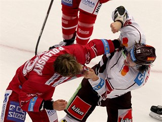 Jiří Polanský z Třince a Matěj Beran ze Sparty v pěstním souboji.