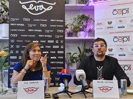 Snowboardistka Eva Samkov (vlevo) a trenr Marek Jelnek na tiskov konferenci...