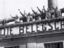 Uvítání kolony bylo připravené také ve Větřní, kde nacistická výzdoba a děkovné...