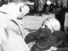 Po příjezdu na náměstí přivítaly Hitlera nejprve dvě malé děti.