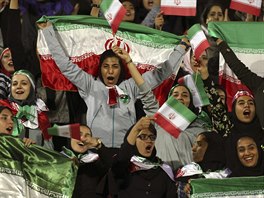 Po téměř čtyřiceti letech mohly fotbalistům Íránu fandit na stadionu při...