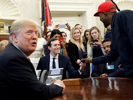 Donald Trump, Jared Kushner a Kanye West v Ovln pracovn Blho domu...