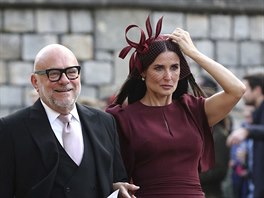 Demi Moore s doprovodem na svatb princezny Eugenie a Jacka Brooksbanka...