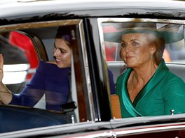 Princezna Beatrice a Sarah Fergusonová pijídjí na hrad Windsor na svatbu...