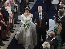 Princeznu Eugenii k olti dovedl otec princ Andrew (Windsor, 12. jna 2018).