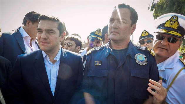 Dstojnk eck poben stre Kyriakos Papadopulos s premirem Alexisem Tsiprasem (6. jna 2015)