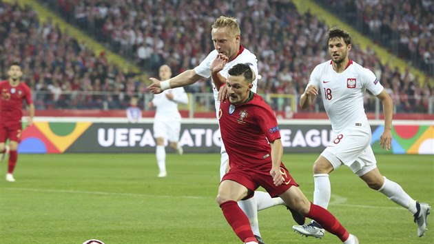 Portugalec Mário Rui je pod tlakem, nahání ho Kamil Glik z Polska.