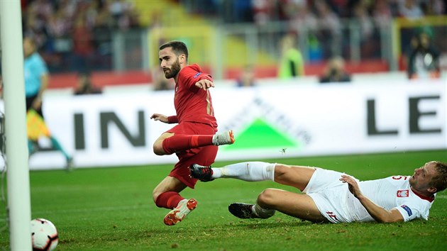 Portugalec Rafa Silva přihlíží vlastnímu gólu Kamila Glika (v bílém) z Polska.