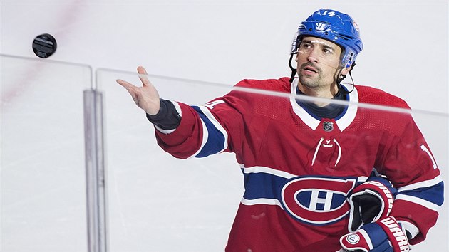 SUVENÝR. Tomáš Plekanec z Montrealu odehrál tisící duel v NHL. Puk sympaticky hodil fanouškům.