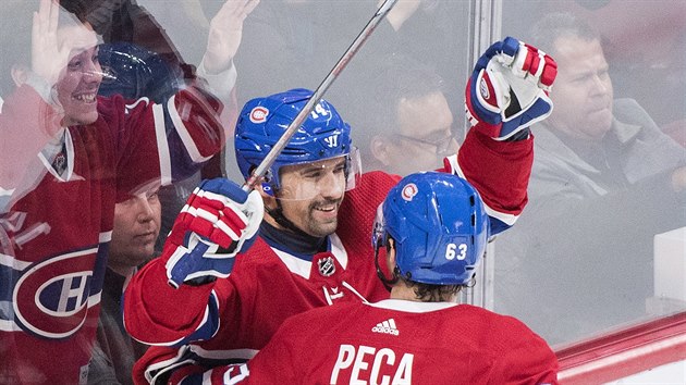 Tom Plekanec a Matthew Peca z Montrealu slav branku eskho tonka v duelu s Detroitem.