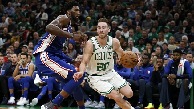 Gordon Hayward z Bostonu se ene pes brncho Joela Embiida z Philadelphie.