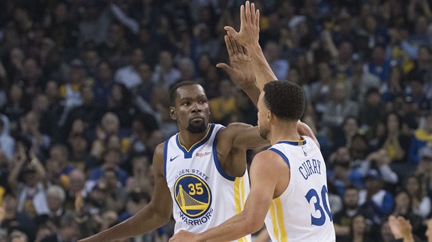 PLESK.  Kevin Durant a Stephen Curry z Golden State si gratuluj.