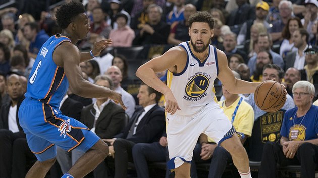 Klaye Thompsona z Golden State sleduje Hamidou Diallo z Oklahoma City.