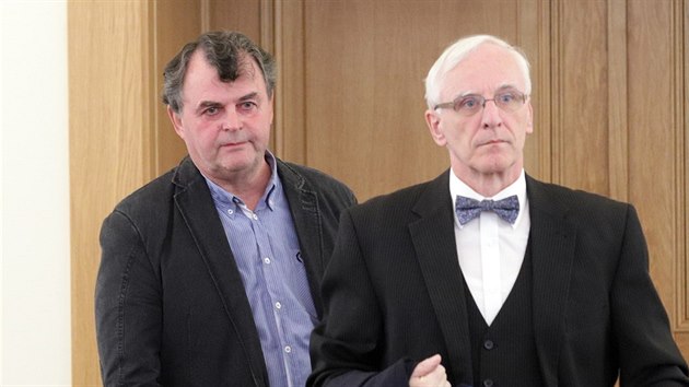 Nmec Gerd Mller (vlevo) u chebskho okresnho soudu. Na esku se domh morln rehabilitace. Na snmku s obhjcem Lubomrem Mllerem.