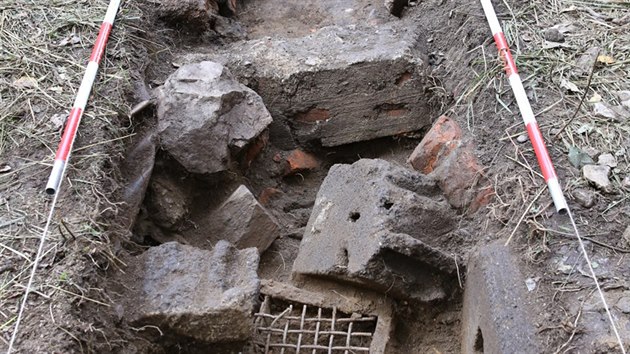 Plzet archeologov zkoumali tbor Nikolaj na Jchymovsku. Na snmku destrukce vzeskho barku.