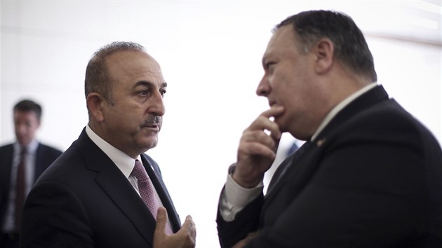 Ministr zahrani USA Mike Pompeo (vpravo) pi setkn se svm tureckm protjkem Mevltem avuoglem