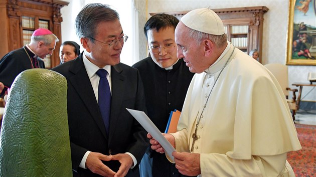 Jihokorejsk prezident Mun e-in  pi setkn s papeem Frantikem
