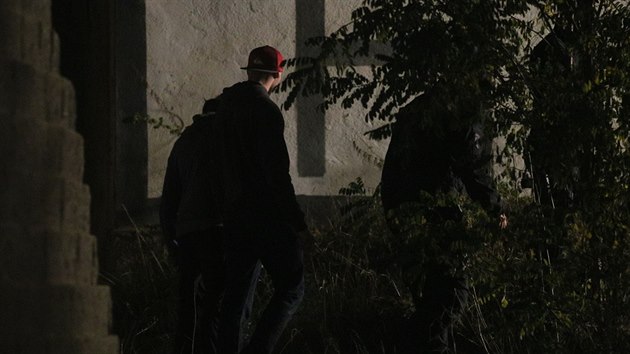 Policisté pracují na místě nálezu mrtvého muže v Těšínské ulici v Plzni - Doubravce (13. října 2018).