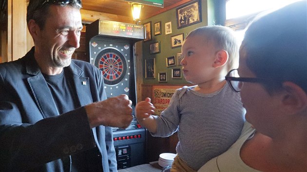 Miroslav Balatka, kandidát na senátora, slaví výsledky voleb v hospůdce Charlies pub (13. října 2018).