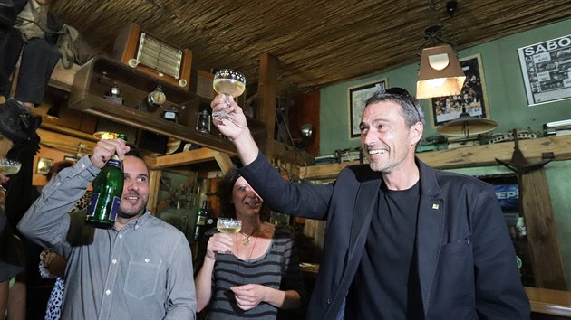 Miroslav Balatka (vpravo) slaví výsledky voleb v hospůdce Charlies pub (13. října 2018).