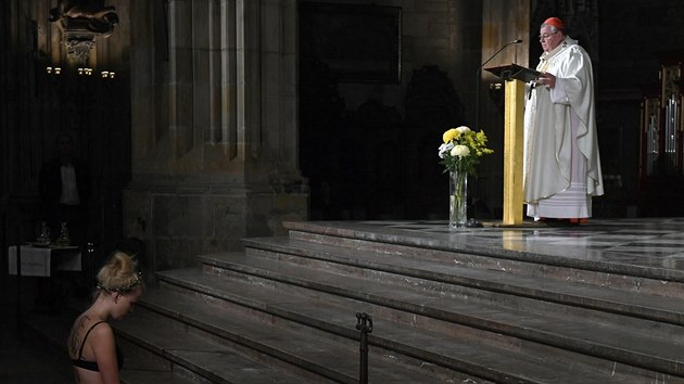 Aktivistka Aneta Petani narušila mši celebrovanou kardinálem Dominikem Dukou v katedrále svatého Víta na Pražském hradě (16.10.2018)
