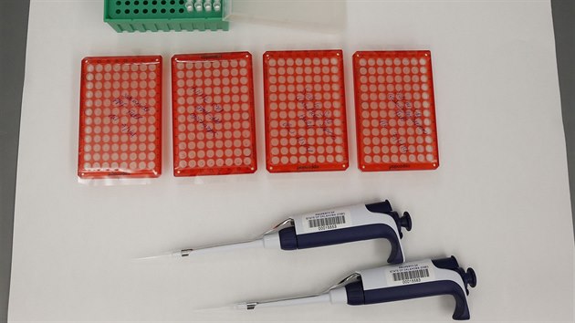 Sada nástrojů, které odborníci používají při provádění DNA testů.
