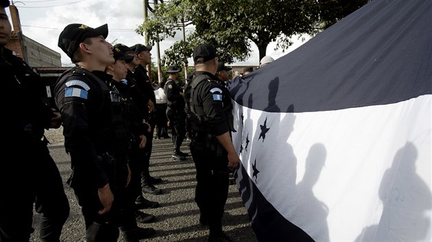 Karavana honduraských uprchlíků je na cestě do Spojených států. Na hranicích s Guatemalou se migranty pokusila zastavit policie. (15. října 2018)